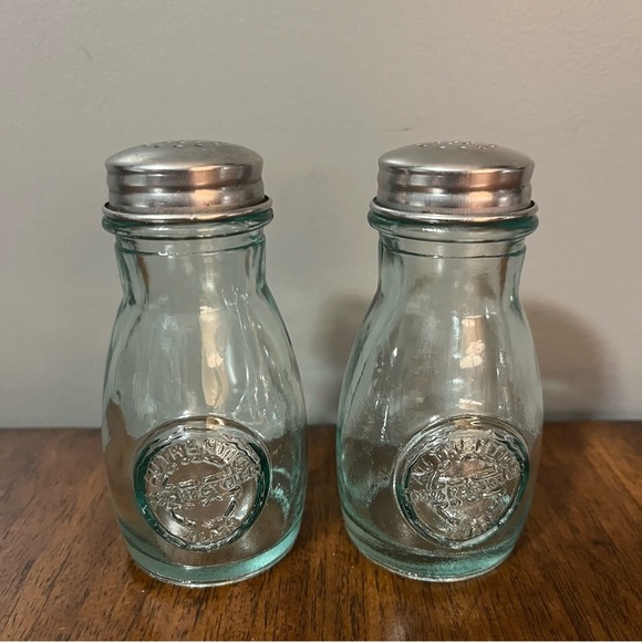 salt and pepper shaker made from recycled glass with a stainless steel lid. - Picture 1 of 9